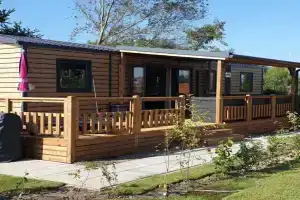 Luxe chalet JV10 met 3 slpk, 2 badk, airco, veranda en eigen parkeerplek, Renesse