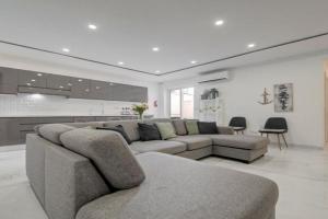 Central 3BR Gżira - Walk to Sliema Promenade Apartments, St Julians