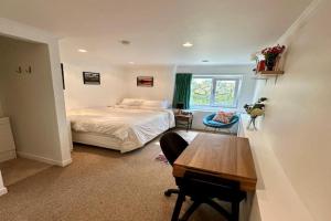 Cosy queen room with ensuite toilet and private bathroom, shared spa pool, Dunedin