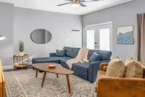 Prime Walnut Hills, 5min to UC, Lux King Beds, Sleep 6ppl, Smart TVs Apartments, Cincinnati