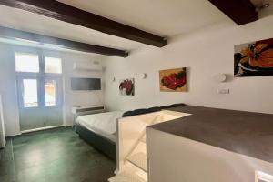 Cute apartment in quiet Valletta Alley, Sliema