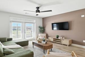 95 Luxury 2B2B Condo DT, Resort Style Pool & Gym, Golf Simulator, 7M to Dickies Stadium, 15M to AT&T stadium, Fort Worth