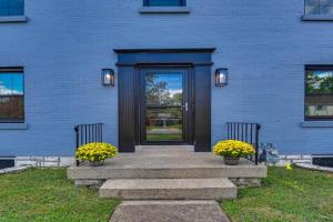 3 Mi to Dtwn Updated Home with Hot Tub in Apartments, Lexington