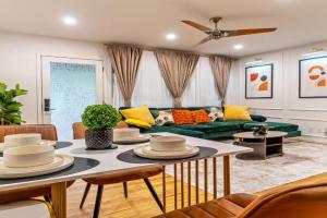 New Year Deal, Cozy Luxe Escape, 2BR Getaway, Sleeps 4, Pets, Kids & Business Travelers Welcome, Holiday deal Apartments, Raleigh