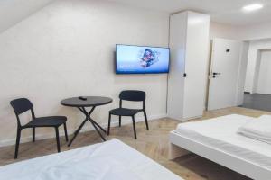 ALFA Doppelzimmer Teeküche Porsche Bosch l Gemeinschaftsbad WIFI SmartTV l Double room with kitchenette and shared bathroom BS21A7, Stuttgart