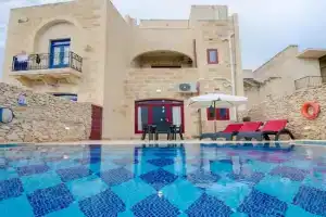 Make a Splash! 3BR Farmhouse, Pool & Country Views, Munxar