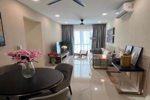 Cozy Modern Condo with Pool & City Access Apartments, Georgetown