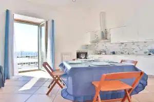 GuestHost - Yalta - Seaview Apartment in, Pozzuoli