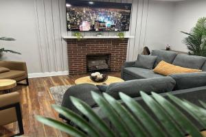 Unique 3Bd 2Ba GAME ROOM mins to Downtown, Winston-Salem