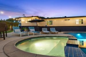 Cozy Room with Hot Tub, Pool, Sauna & Gym Near Beach, Oceanside