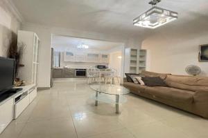 Modern 2 Bedroom Apartment Next to the Promenade R2, St Julians