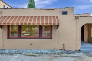 Iconic 2BR Bungalow, Short Walk to SJSU, with Parking Guest house, San Jose
