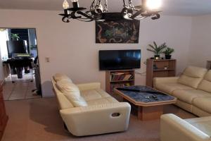 Komfort mit Garten, 4 Zimmer, 8 Betten, eigene Küche, Bad WC, Gratis Frühstück, Parkplätze und WiFi, so privat wie zu Hause Apartments, Kassel