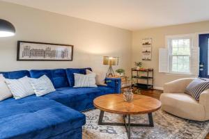 1 Mi to Old Town Townhome with Patio Guest house, Alexandria