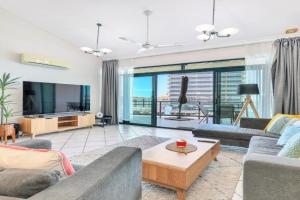 Harbour Breeze Escape Top Floor Apt with Pool Apartments, Darwin
