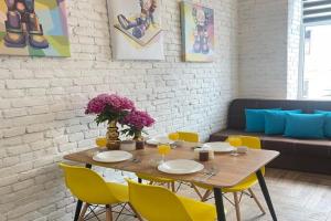 -studiya v istorichnomu tsentri mista bilya Tsentralnoyi ploshchi Apartments, Chernovtsy