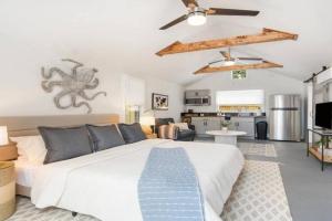 Luxe King Studio Near AMI! Beach Gear & Fast WiFi, Bradenton
