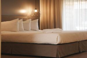 Tremblant Suite, King bed, Fireplace, Free Shuttle Apartments, Mont Tremblant