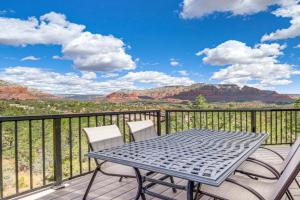2 Mi to Uptown Home with Hot Tub and Fire Pit! Guest house, Sedona