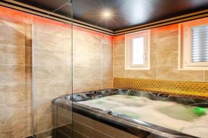 Secret SPA Jacuzzi & Cinema Apartments, Grenoble