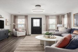 Capitol House - 3 Bed 1 Full and 1 Half Bath, Pet Friendly with Hot Tub walk to Lucas Oil Stadium, Indianapolis