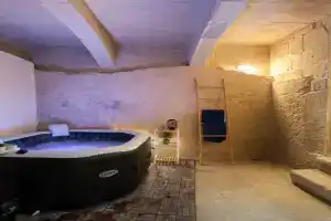 Traditional Maltese 2-Bedroom Home with Private Hot Tub - Steps Away from Valletta, Valetta