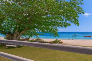 Serge's Beachfront by Serenity Apartments, Trou aux Biches