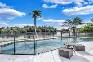 Trendy Waterfront Pool Home Beach Casino Airport Guest house, Hollywood