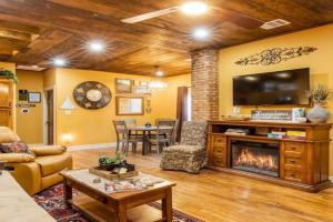 Stockyards 5 mins, New, Sleeps 8 Cedar House, TCU, Fort Worth