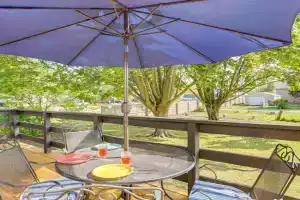 1 Mi to Cedar Point Family Getaway with Porch! Guest house, Sandusky