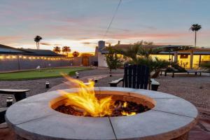 Massive Backyard - Pool, Hot Tub, Putting Green, & Fire Pit Guest house, Phoenix