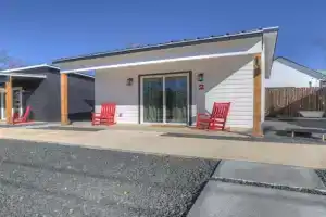 Pop-2: Hot-Tub/Close to Main St! Guest house, Fredericksburg