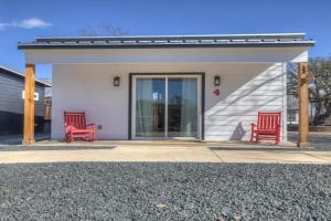 Pop 4 w/Hot-tub + Close to Main St Guest house, Fredericksburg