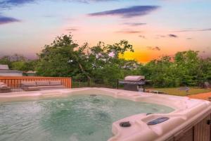 Moment in Time - Hot Tub & Fire Pit Guest house, Fredericksburg