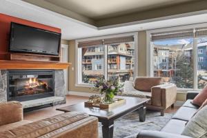 Mountain View Escape Sleeps 6 with Hot Tub and Pool Guest house, Canmore