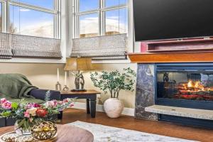 Cozy 2BR Retreat Mountain View with Pool and Hot Tub Apartments, Canmore