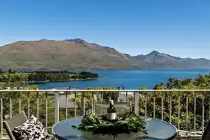 Central - Gorgeous Views walk to town & big house, Queenstown