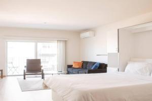 East Side Studio Apt - Near Brady St and Fiserv with Balcony, Milwaukee