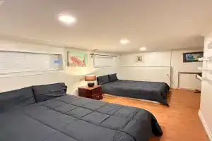 Downtown Central City Cozy Private 2 Bedroom Basement Suite - Independent Entry, Surrey
