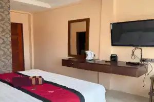 Tomato Motel, Pantai Tengah