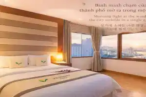 Moonlight Hotel & Apartment - Near Airport, Train Station, Han River & Dragon Bridge, all view central, Da Nang