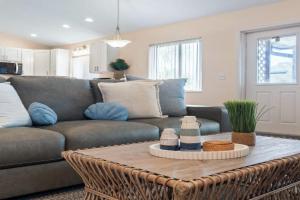 Just Beachy l Steps to Beach l Walk to Restaurants Apartments, Saint Augustine Beach