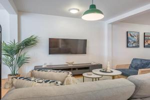 Stylish Loft Retreat - Prime Location - Sleeps 8 Apartments, Laval