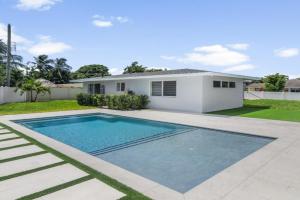 Modern 3BR Pool Home Near and Pier Guest house, Pompano Beach