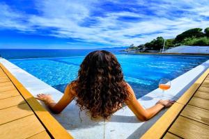 Sunset Apartment Seafront Villa with Infinity Pool, Santa Flavia