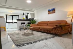 Ain Zaghouen proche Aeroport - luxueux style parisien Apartments, La Marsa