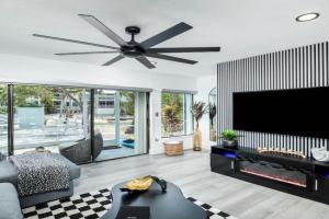 Tropical 2BR2BA Getaway in Gorgeous, Marina, Saltwater Lagoon, Pool Guest house, Key Largo