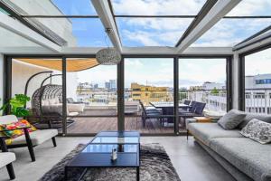 Eclectic Duplex with Large Balcony by HolyGuest, Tel Aviv