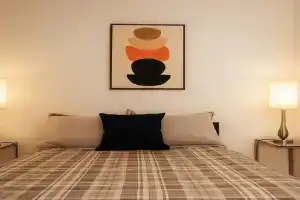 Downtown Private Room & Workspace Metros Sherbrooke & Berri! Fast Wifi!, Montreal