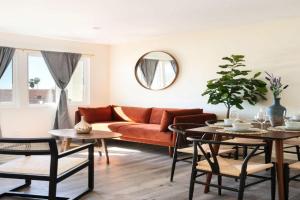 Unwind in Spacious 2BR Apt Sleeps 6 with Parking Guest house, Glendale